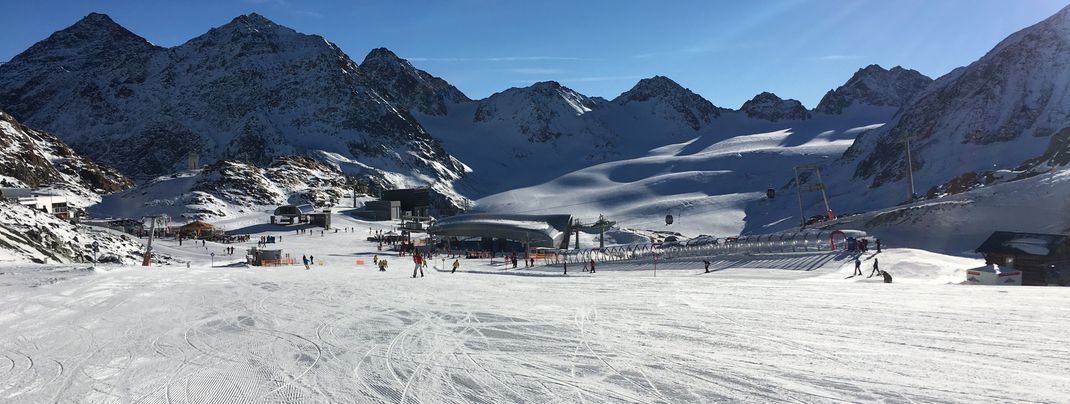 Blick von der blauen Mittagskogel Piste (Nr. 20) auf die Talstation der Wildspitzbahn!