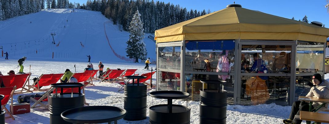 The umbrella bar at the Bärenhütte invites you to après ski.
