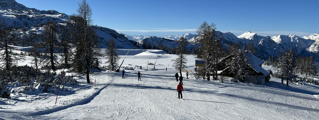 In Hinterstoder warten breite Pisten und ein tolles Panorama.