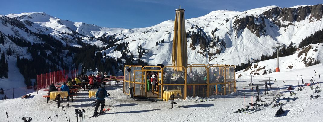 Einige wenige Schirmbars sind auch direkt an der Piste zu finden.