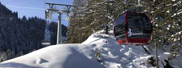 Mit der Kombi-Almkopfbahn kommst du von Bichlbach ins Skigebiet.