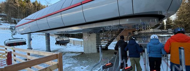 Bis zu sechs Personen haben in jedem Sessel der Großen Almbergbahn Platz.