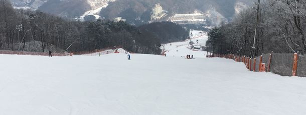 Breite Pisten sind typisch für das Skigebiet.