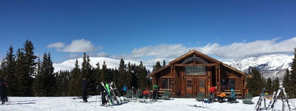 Das High Camp Warming Hut oberhalb des Prospect Express ist nur eines zahlreicher Lunch-Optionen in Telluride.