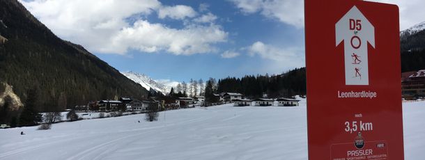 Der Einstieg zur Leonhard-Loipe ist direkt an der Einfahrt zum Parkplatz des Skigebiets in St. Jakob.