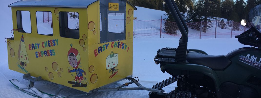 Shuttleservice für die Kinder zum Easy Cheesy Übungslift. Dieser liegt mitten im Skigebiet an der Rossstelle in Mellau.
