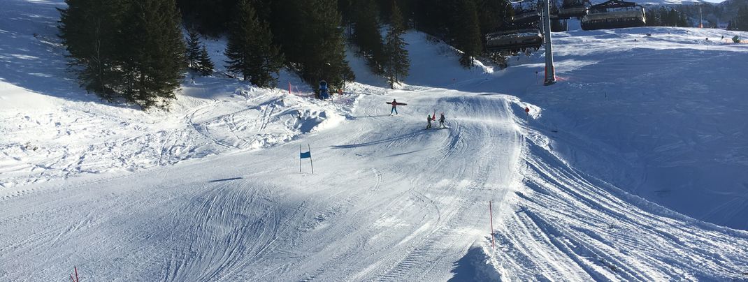 Abwechslung für die Kinder bietet die Slalomstrecke an der Furka Sesselbahn.