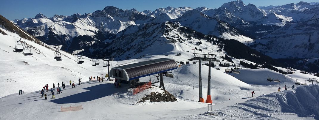 Ein traumhaftes Panorama erwartet die Besucher an vielen Ecken im Skigebiet.