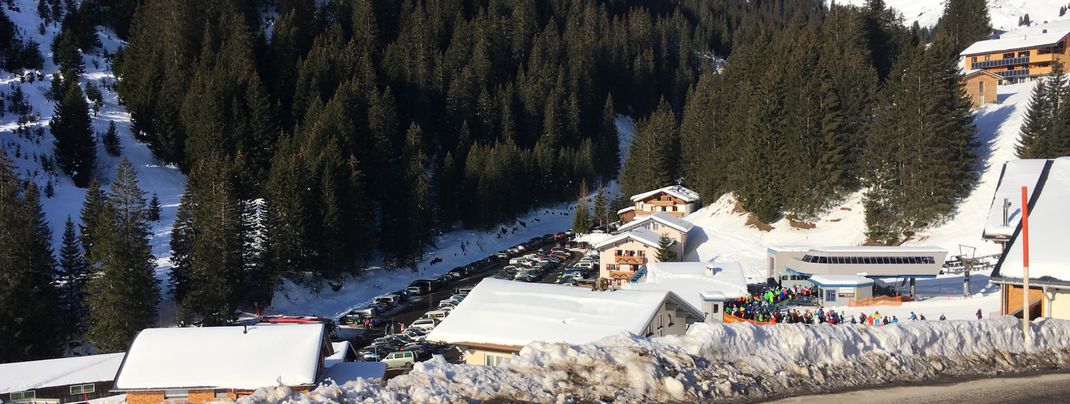 Auf den Parkplätzen, wie hier im Bereich der UGA Sesselbahn in Damüls, kann es an besucherstarken Tagen schonmal eng werden.