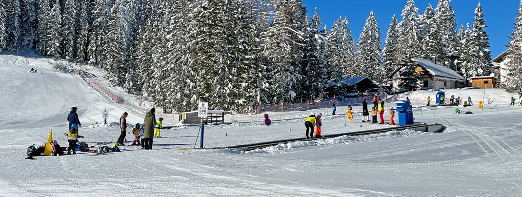Kinder üben im Sunny Kids Park.