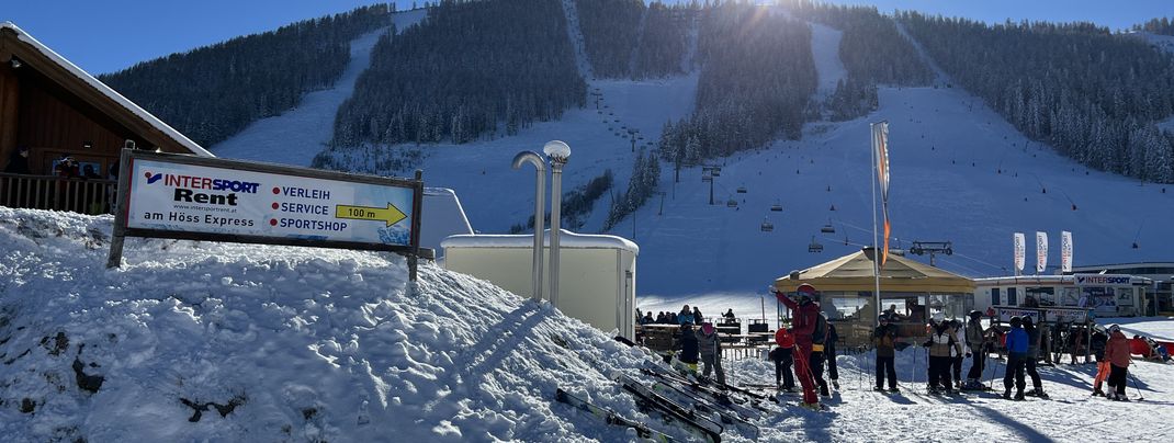 Es gibt eine Service- und Verleihstation mitten im Skigebiet.