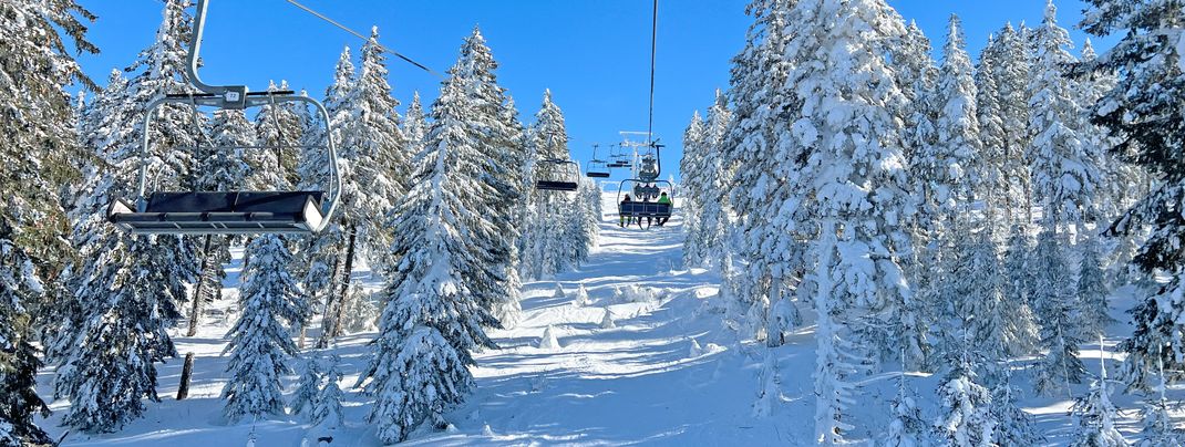 Der Hochficht zeigt sich tief verschneit.