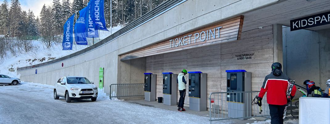 Wer sein Ticket online bucht, kann sie an den Automaten abholen.