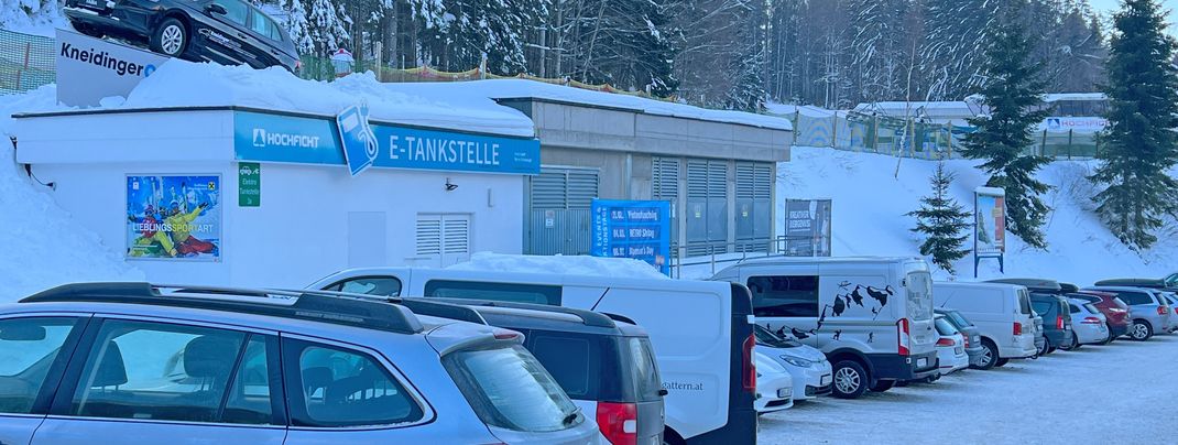 An der Skiarena sind E-Ladestationen vorhanden.