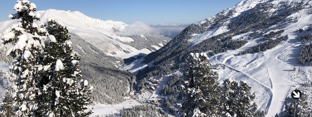 Ausblick von der schwarzen Pfaffenbühel-Abfahrt auf Hochfügen.