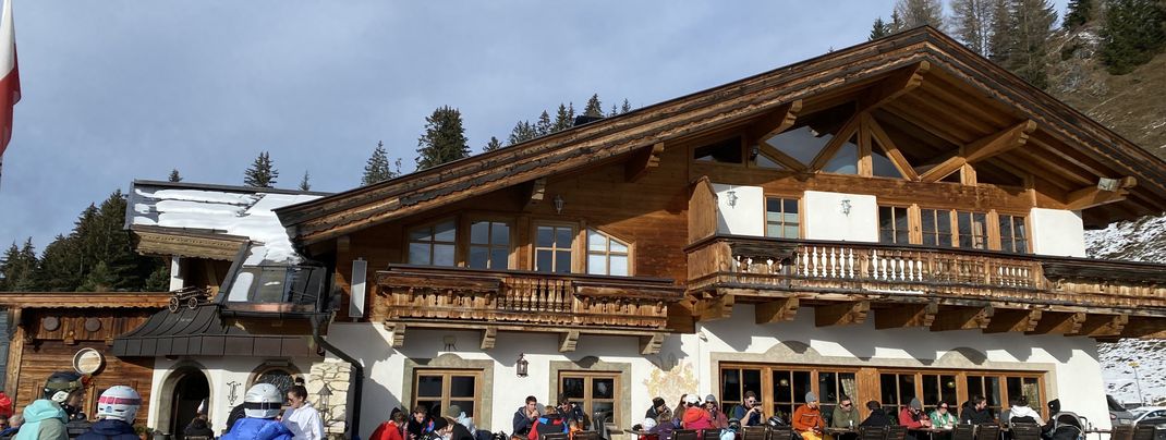 Die Ochsalm liegt auf halbem Weg der Talabfahrt nach Kirchberg. Mit einer schönen Terrasse in Sonnenlage und leckerem Essen hat sie bei uns gepunktet.