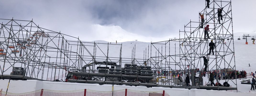 Hier wird gerade die Bühne für das Electric Mountain Festival am Giggijoch aufgebaut.