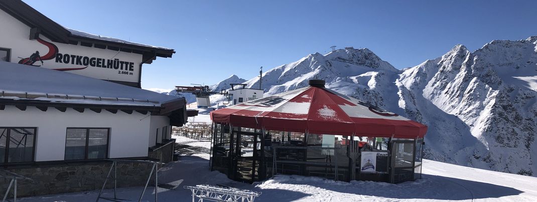 Innen urig, außen sonnig: Die Rotkogelhütte mit Terrasse und Schirmbar.