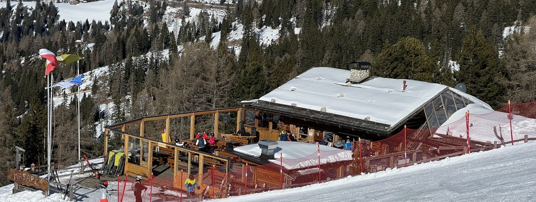 Small and rustic: the Masarè Alm on the Paolina slope.
