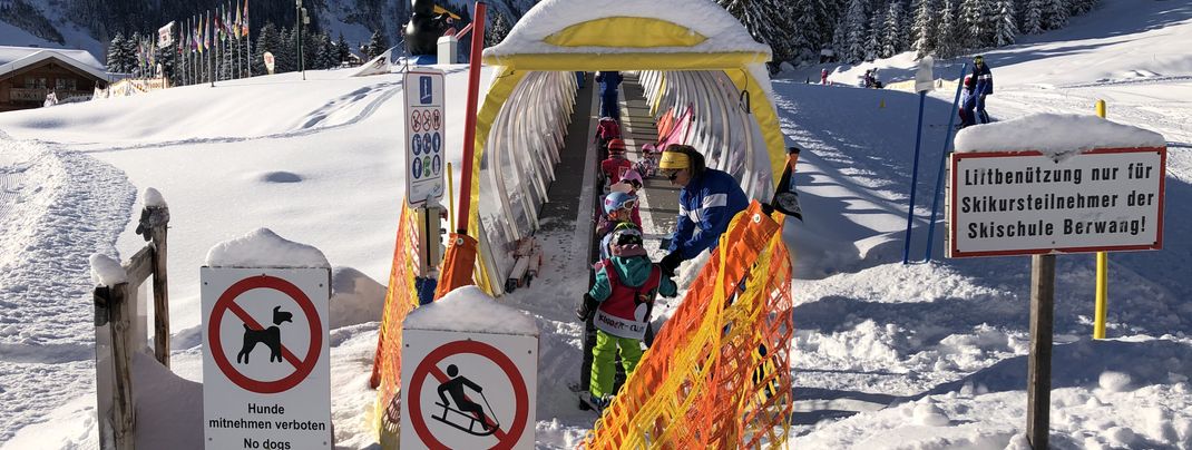 In the Kinderland a conveyor belt takes the young skiers to the top.