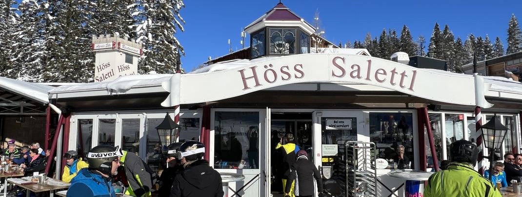 The Höss Salettl is a service restaurant.