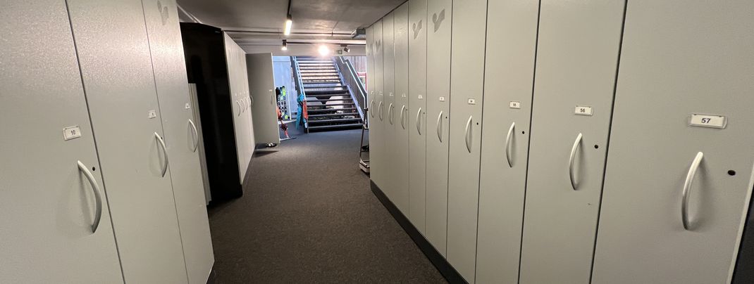 Ski depots are available, for example, at Intersport next to the base station.