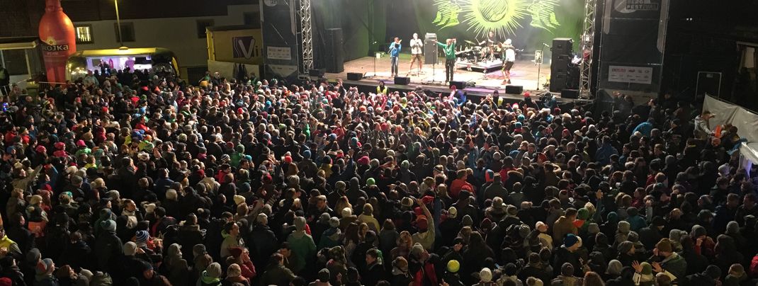 Die neue Reiterkogelbühne feierte eine grandiose Festival-Premiere mit LaBrassBanda.