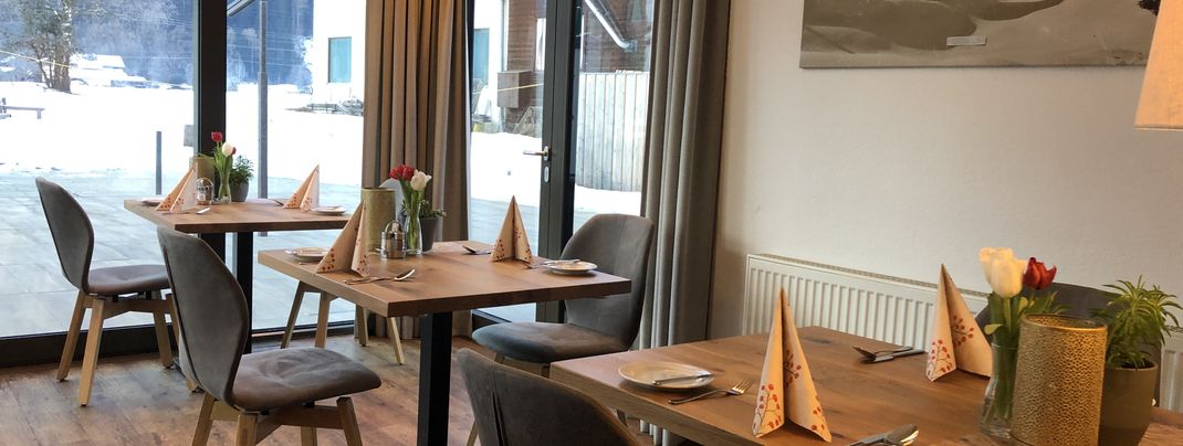 Blick vom Restaurant auf die Terrasse und den Garten