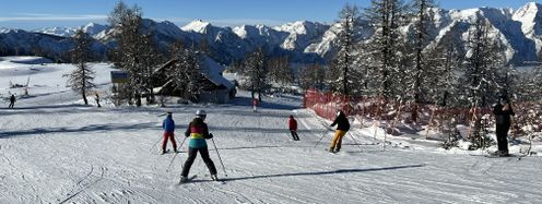 In Skigebieten ist man selten alleine unterwegs. Die FIS-Regeln helfen dabei Unfälle zu vermeiden.