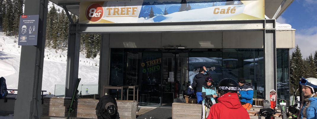 Ideal für eine kleine Stärkung zwischendurch ist das Bistro Café 8er-Treff in Hochfügen.
