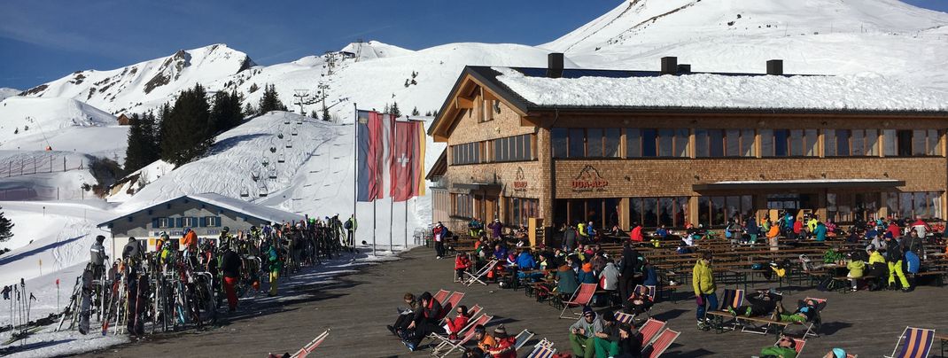 Viele Liegestühle erwarten die Skifahrer im Bergrestaurant Uga Alp.