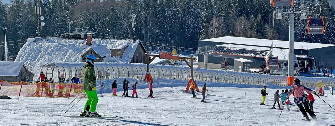 Das Anfänger-Areal samt überdachtem Zauberteppich befindet sich direkt an der Mittelstation der Reischlbergbahn.