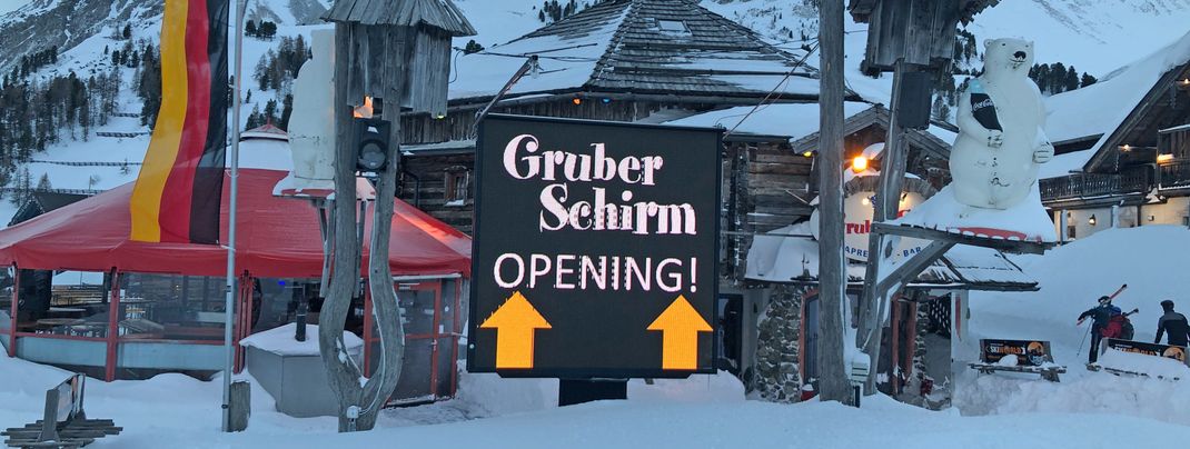 In the umbrella bars you can continue partying after the lift closes.