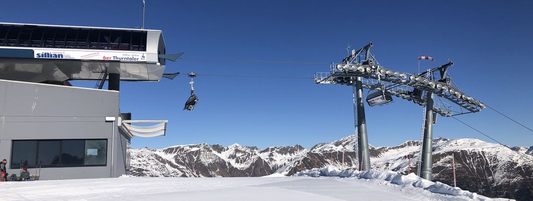 The Thurntaler 6-seater chairlift is equipped with seat heating and weather protection hoods.