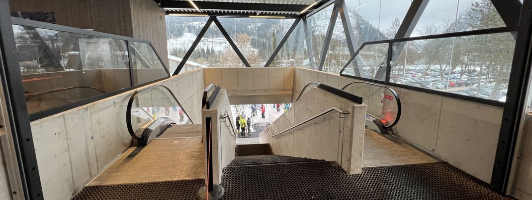 Bequemer Zugang zur Talstation über Rolltreppen.