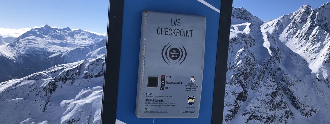 At the Freeride Tower at the Langeggbahn mountain station you can test your avalanche transceiver.