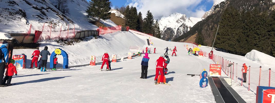 Vier Zauberteppiche und eine ausgezeichnete Skischule warten im Kinderland.