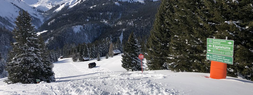 Mit den Wegweisern findet man sich gut im Skigebiet zurecht.