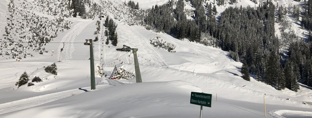 Next to the groomed slopes, there is room for deep snow skiing.