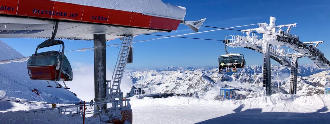 The high altitude and the glacier make the ski resort extremely snow-sure.