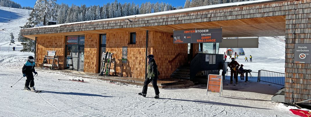 The ski school office is located directly at the Kids Park.