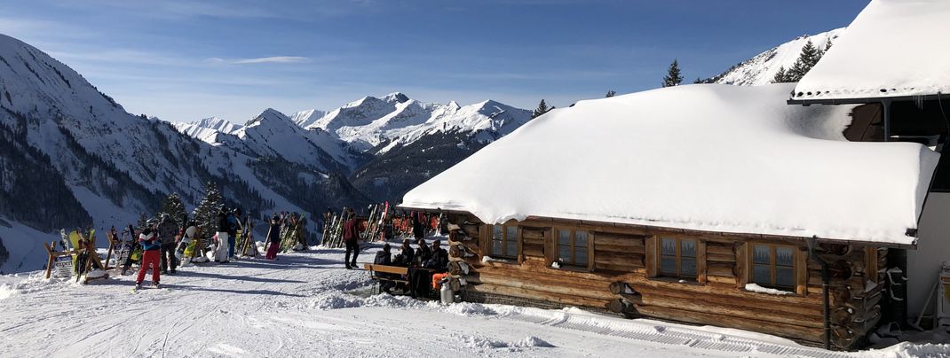 Die Hochalm liegt direkt neben den Bergstationen der Sonnalmbahn und Almkopfbahn.