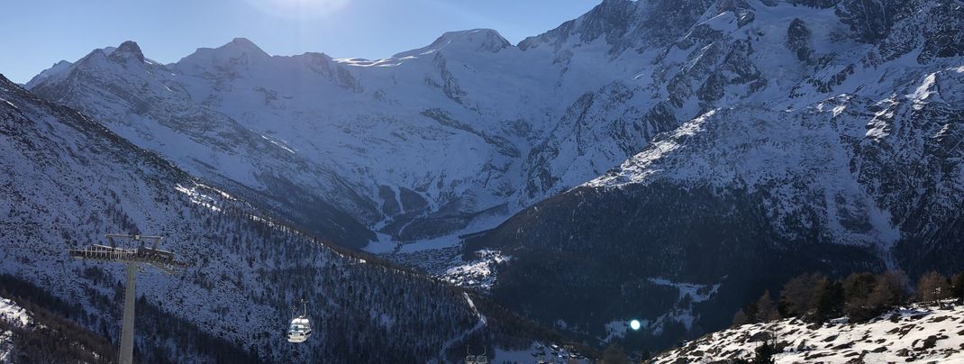 Ausblick von der Kreuzboden Terrasse hinüber ins Skigebiet Saas-Fee
