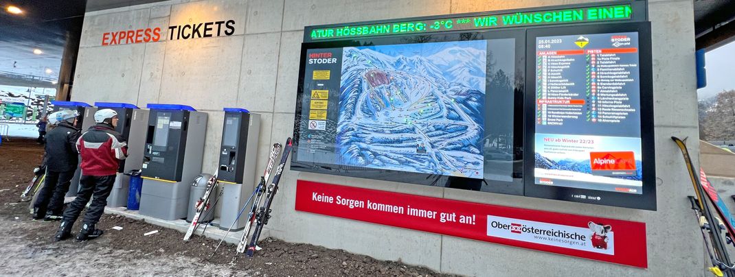 At the base station you can also buy and return ski passes at the ticket machine.