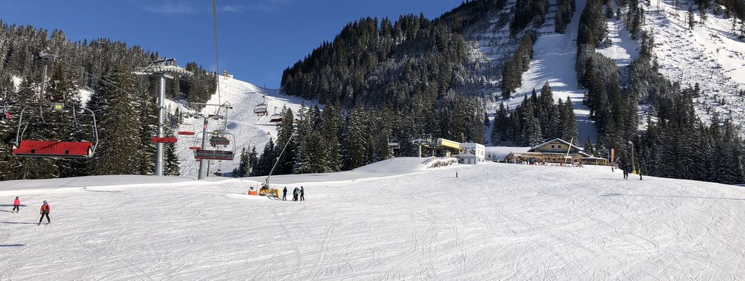 Auf den sonnigen, breiten Pisten ist jede Menge Platz für entspannte Schwünge.