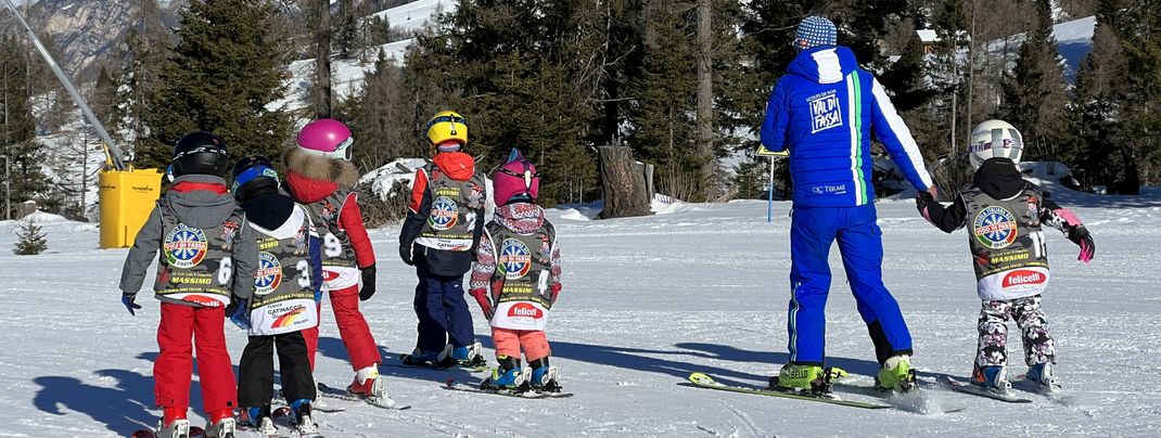 Es gibt zwei Skischulen: Carezza und Vigo di Fassa