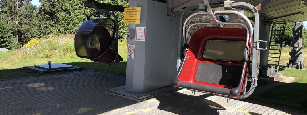 Die roten Zweiersitze stehen künftig als Ruhesessel in der Region.