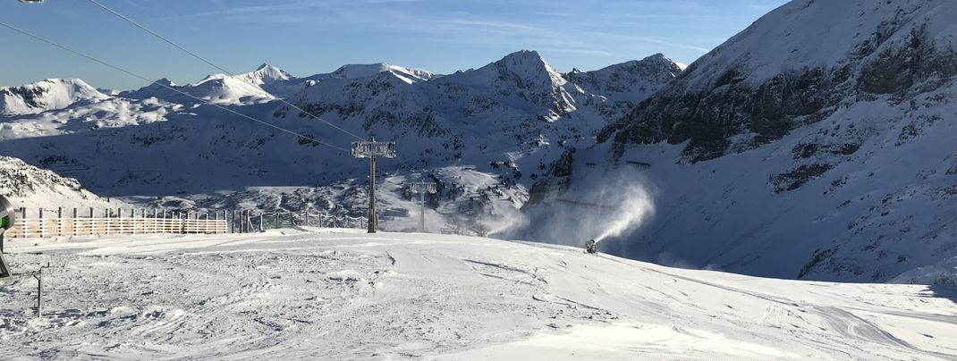 In den letzten Wochen war es im Skigebiet in Obertauern kalt genug, um zusätzlich noch Kunstschnee produzieren zu können.