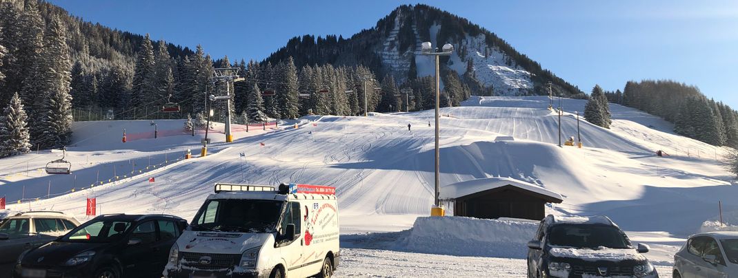 Die Parkplätze sind kostenlos.