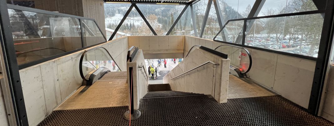 Convenient access to the base station via escalators.